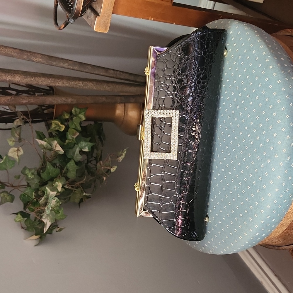 LOVELY NY PATENT LEATHER EVENING CLUTCH